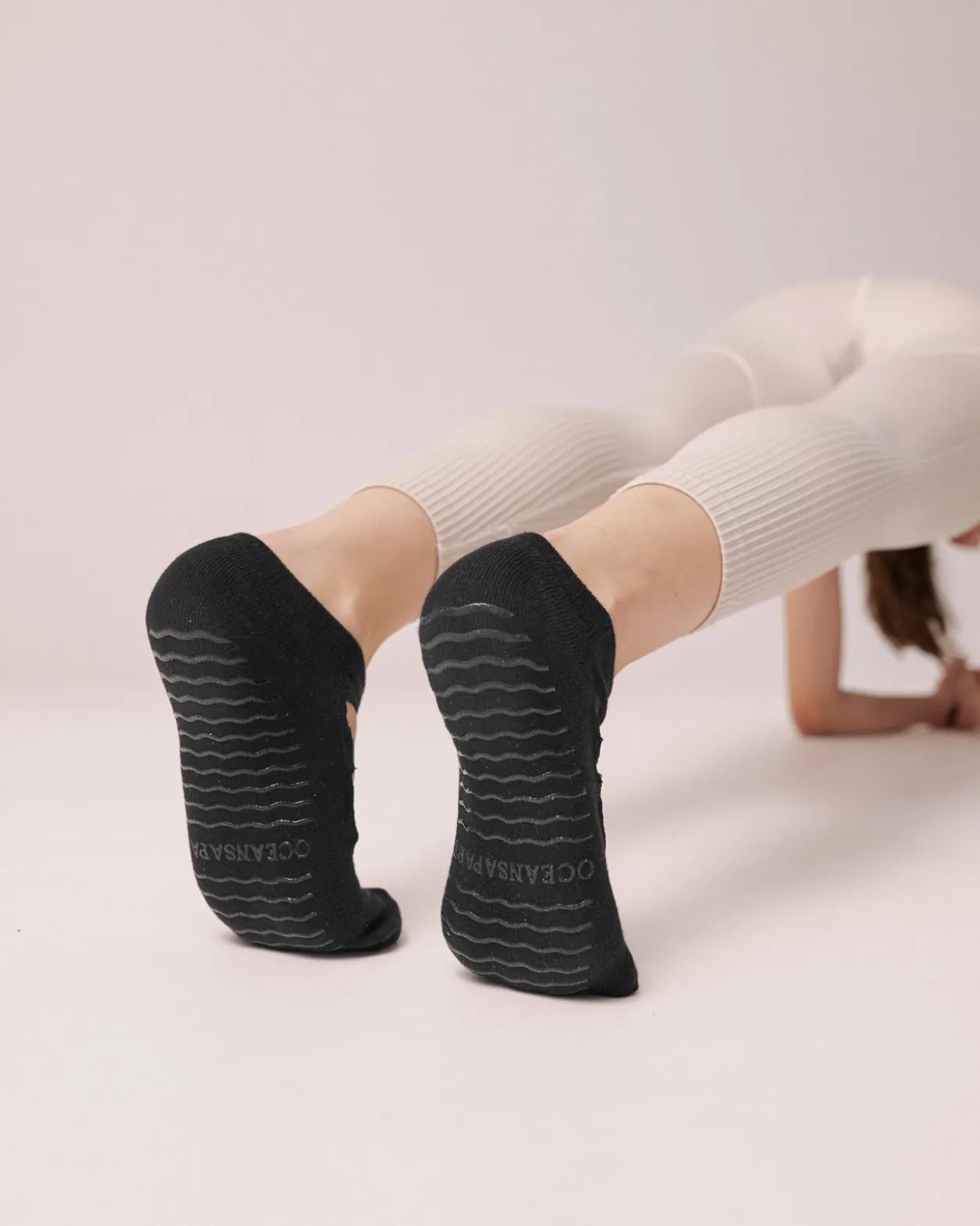 Brandy Pilates Socken mit gekreuzten Bändern