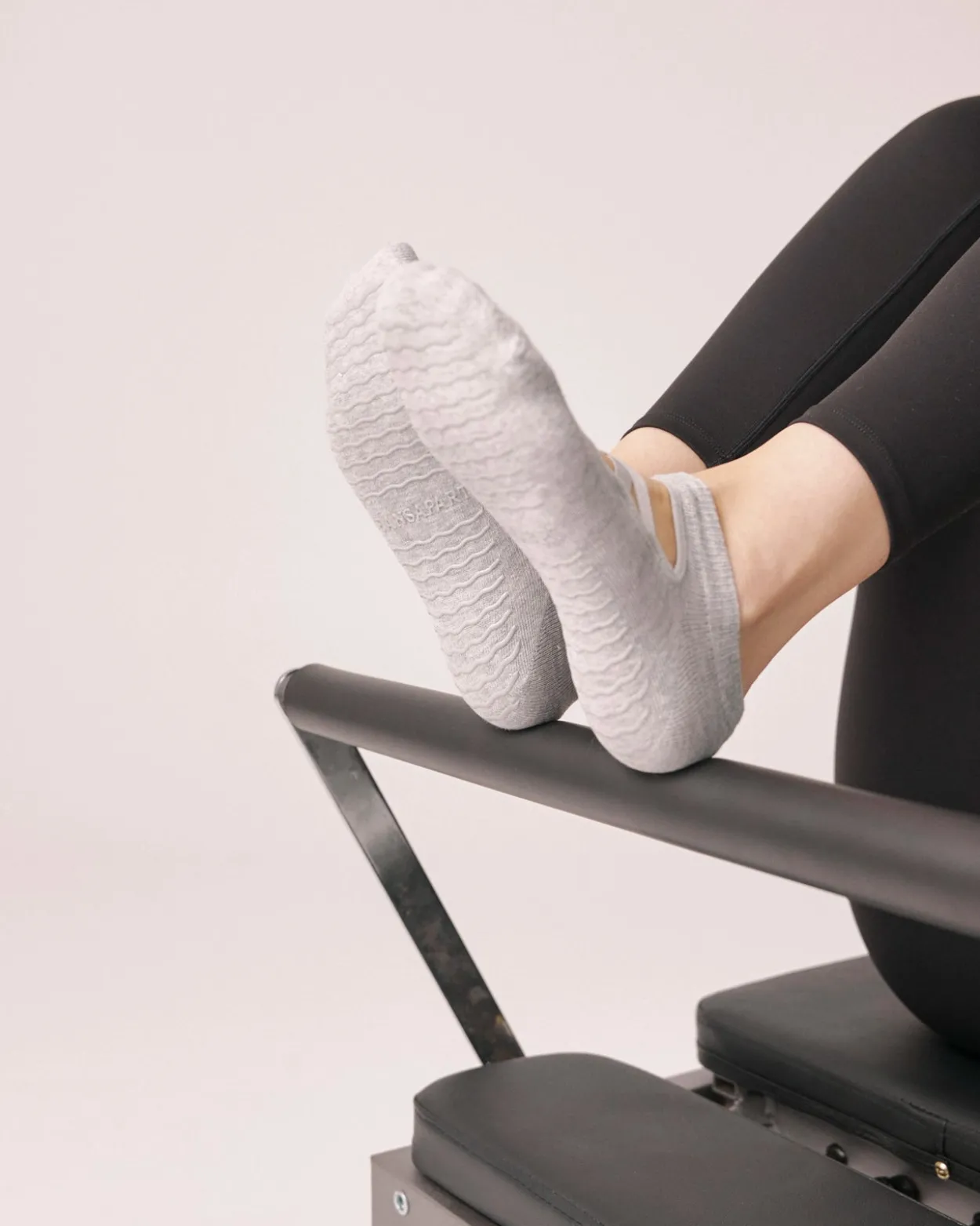 Brandy Pilates Socken mit gekreuzten Bändern